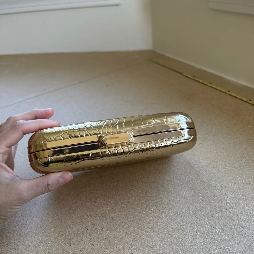 ‼️lower price‼️Gold clutch - Picture 4 of 7